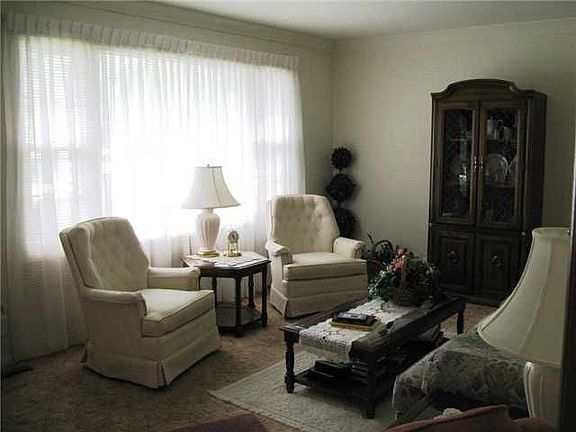 2nd image of 227 Meadowood Dr