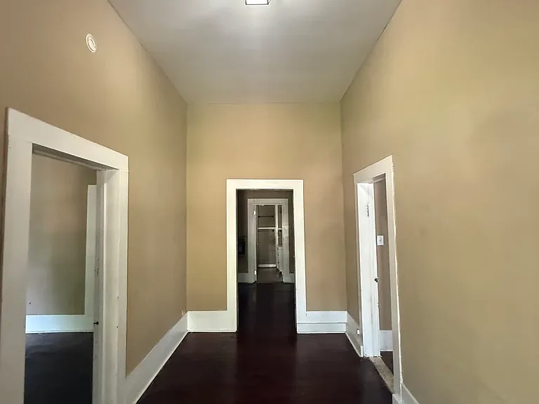 214 Yeates St — Photo 3