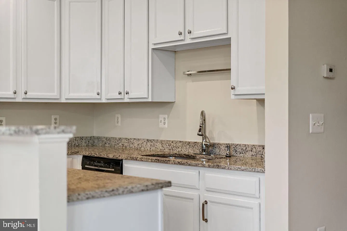 3 bed, 4.0 bath, 2424 sqft, $2,800 — Photo 4