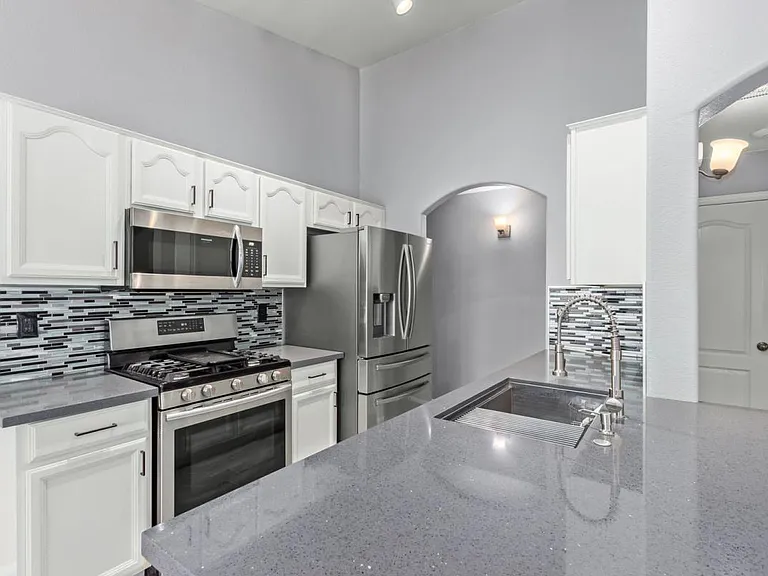983 E Palomino Way — Photo 8