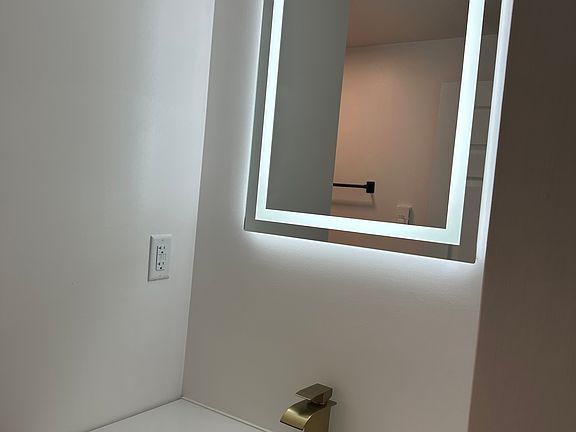 5th image of 1126 W Jefferson Blvd #3