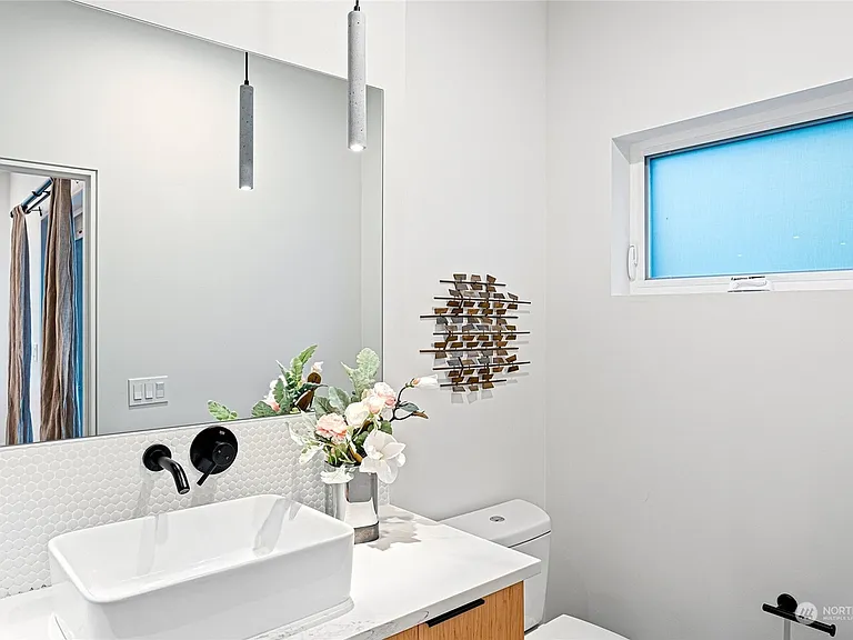 9711B Roosevelt Way NE #B — Photo 17
