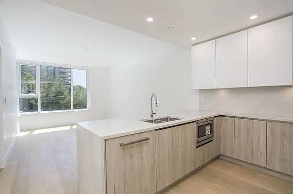 1st image of 423 6th St #313