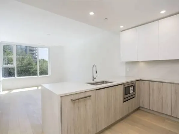 423 6th St, West Vancouver, BC