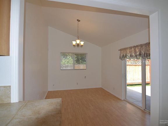5th image of 520 SE Loma Ln