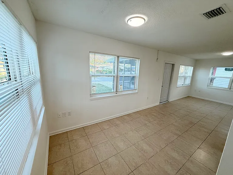 912 SE Tarpon Ave — Photo 8