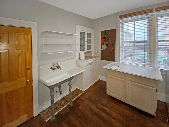 5th image of 2022 W Wabansia Ave Unit 1F