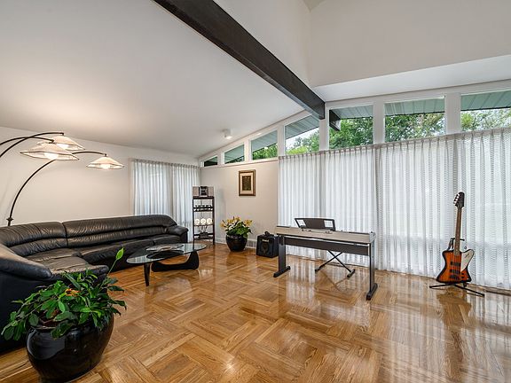 5th image of 695 Ivy Ln