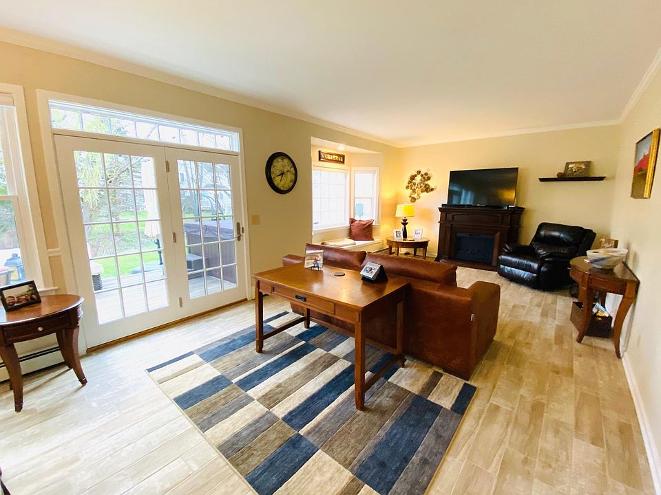1st image of 43 Eastman Farm Rd