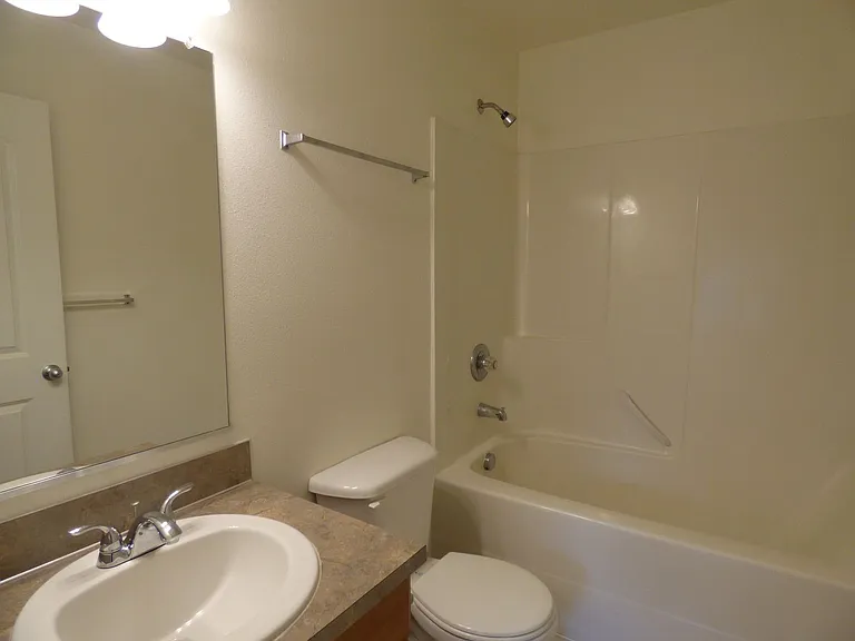 3536-3538 Fisher Ct NE — Photo 24