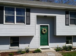 32 Sebago Trl, Narragansett, RI 02882