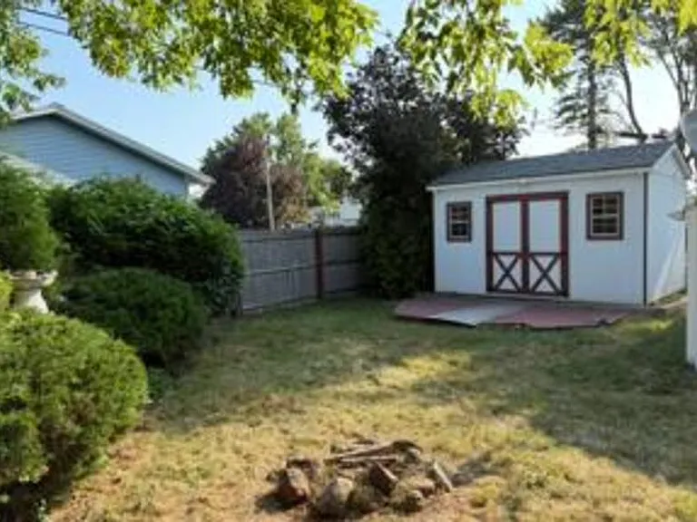 250 Mercer Ave — Photo 9