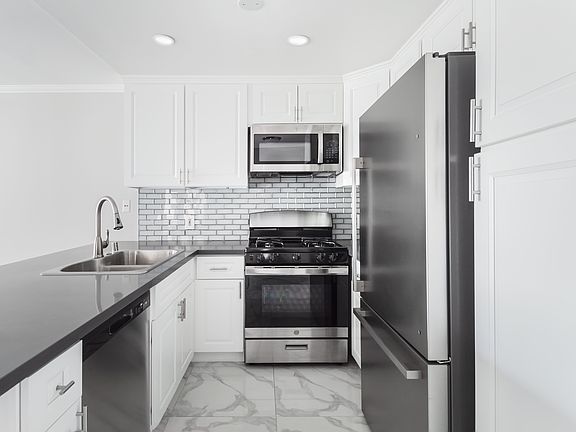 4th image of 5530 Owensmouth Ave APT 220