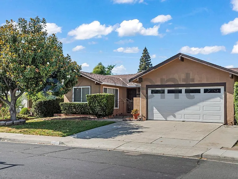 23 Cedar Way — Photo 2