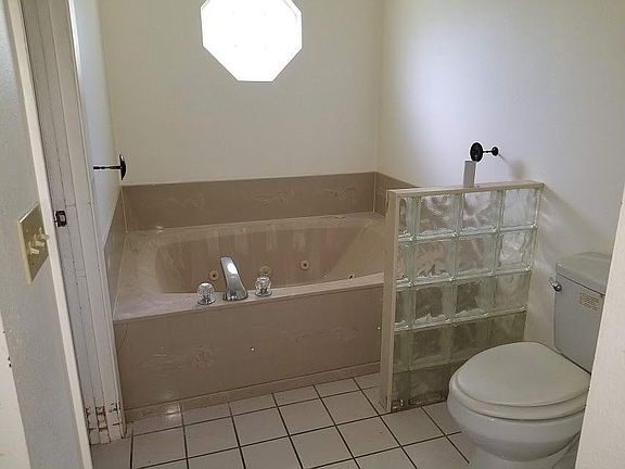 5th image of 1053 W Gonzalez St