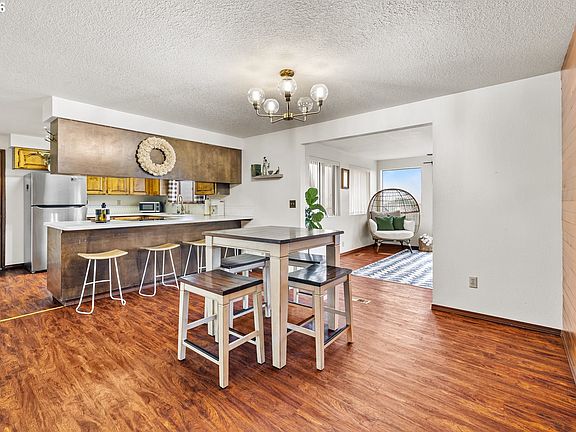 5th image of 414 Monroe St