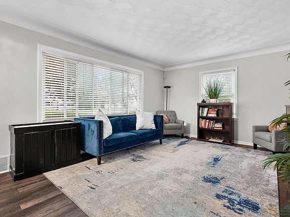 4th image of 910 Farrell Ave