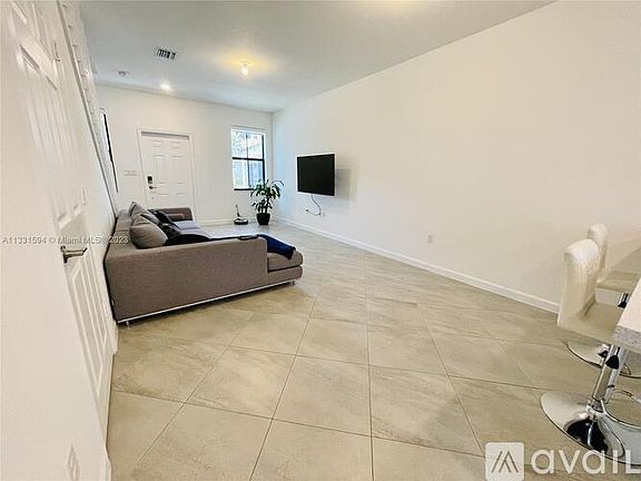 3rd image of 2832 SW 17th Ave