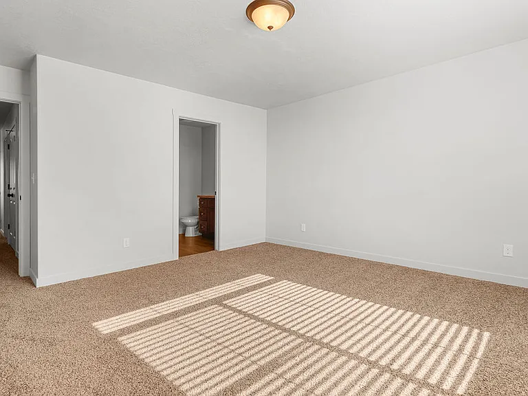Logan Gateway Apartments — Photo 29