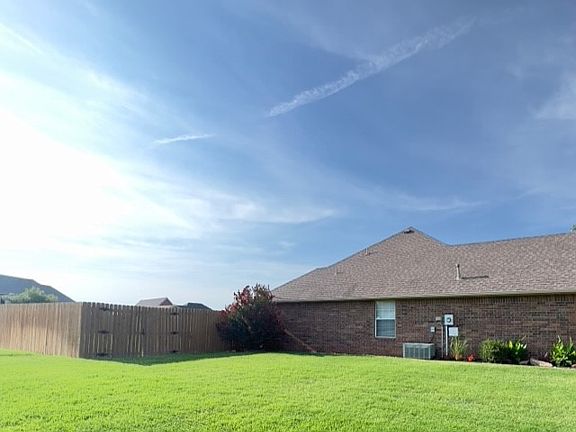 5th image of 1820 Hillcrest Dr