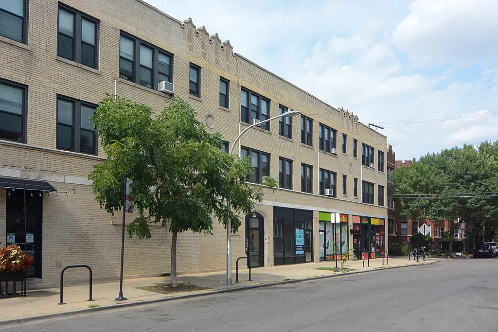 2704 N Sawyer Ave — Photo 1