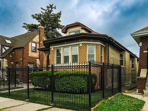 2nd image of 6136 W Fletcher St