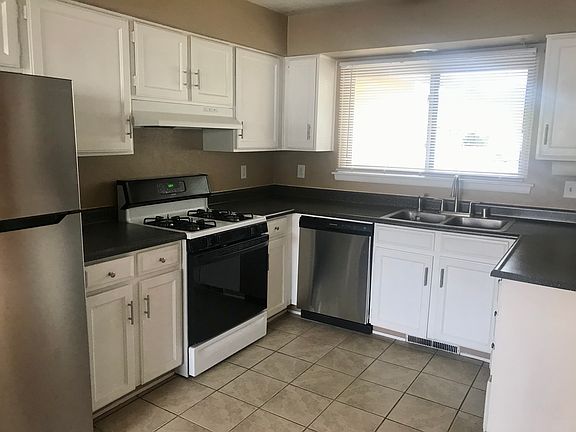 Kitchen with gas stove, refrigerator and dishwasher