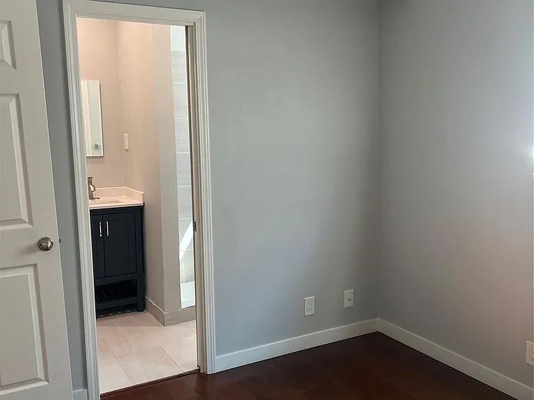 2812 Live Oak St — Photo 2
