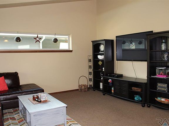 5th image of 120 S Golden Willow Ave