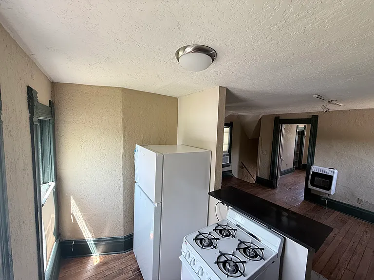 206 S Flood Ave #C — Photo 5