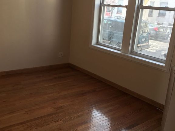 5th image of 2421 29th St APT 1F