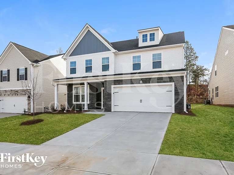 566 Hillpark Ln — Photo 2