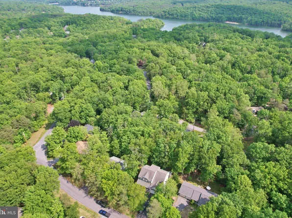 407 Dogwood Dr, Cross Junction, VA 22625