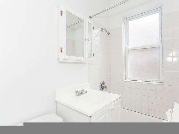 3rd image of 1959 W Winnemac Ave #1