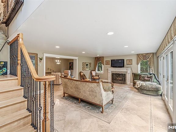 3rd image of 136 Willow Dr