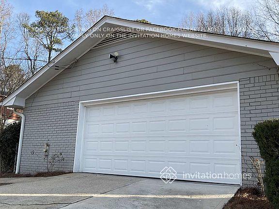 4th image of 2865 Castle Dr