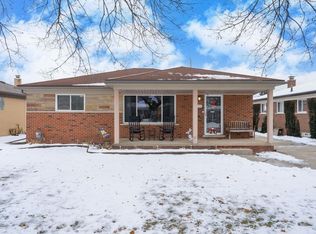 28328 Palm Beach Dr, Warren, MI 48093