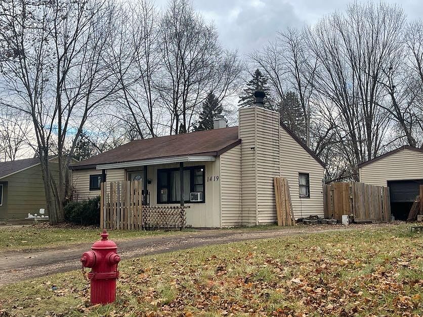 2nd image of 1419 Warwick Dr