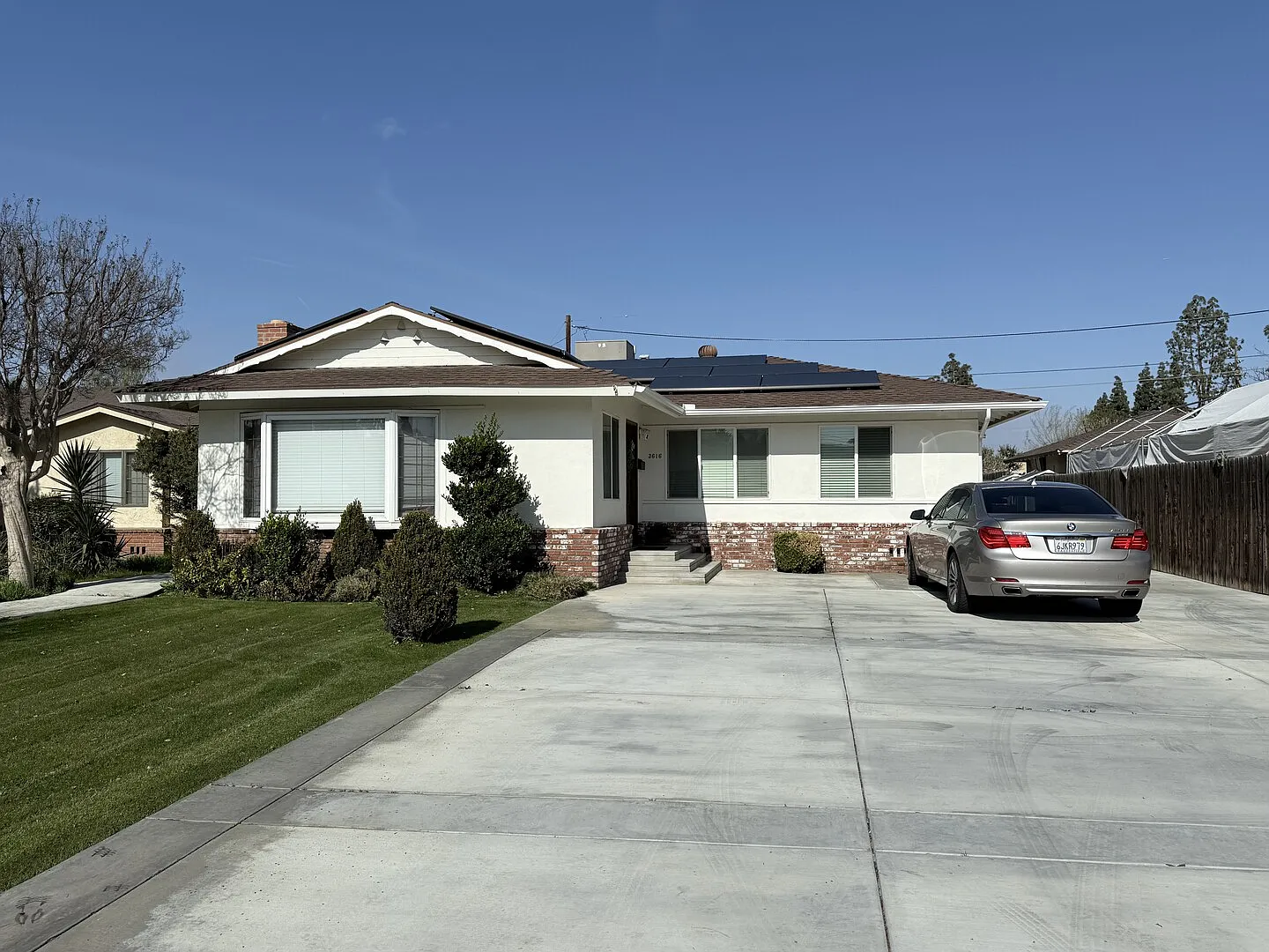 Home with pool and guest house — Photo 1