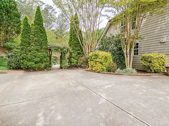 4th image of 374 Persimmon Dr
