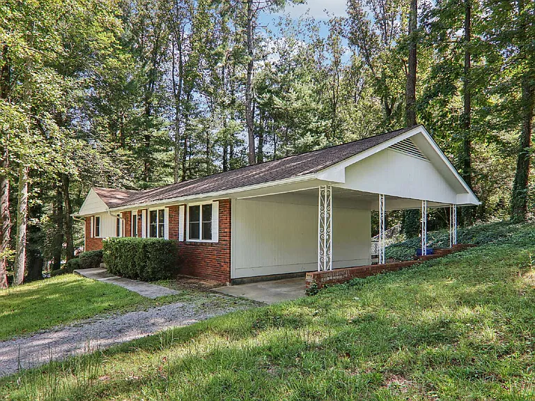 325 Comet Dr — Photo 1