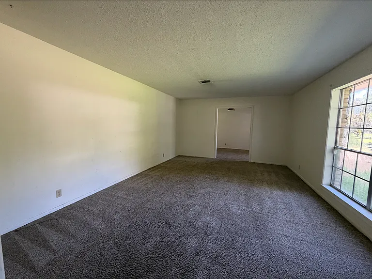 2102 Elmwood Dr — Photo 8