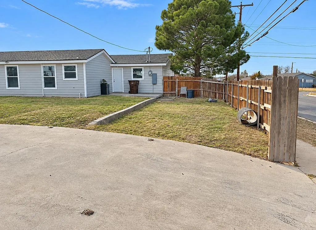 4 bed, 3.0 bath, 1899 sqft, $2,200 — Photo 2