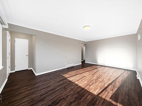 3rd image of 716 Greenbay Ave