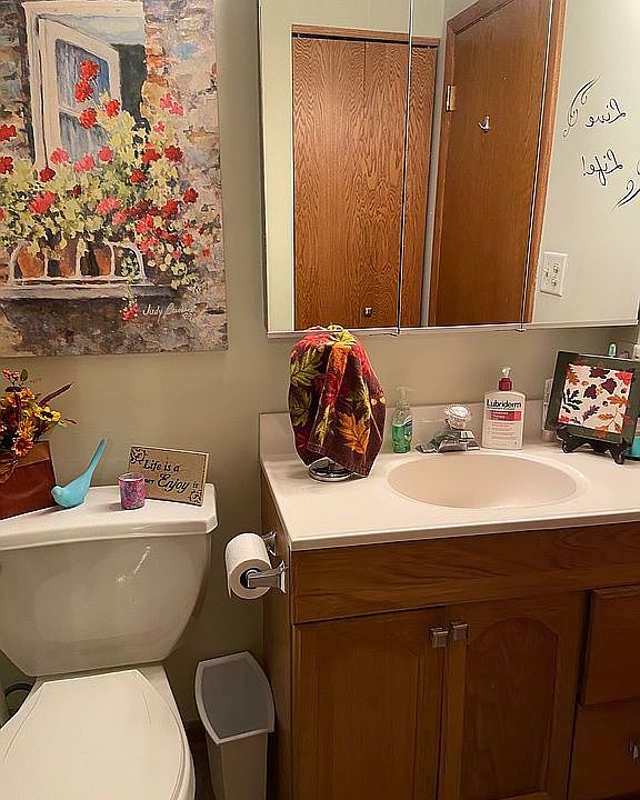 Bathroom w/linen closet 
