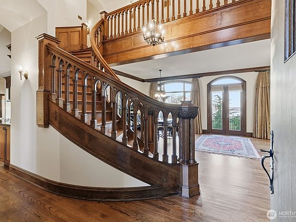 4th image of 4725 W Mercer Way