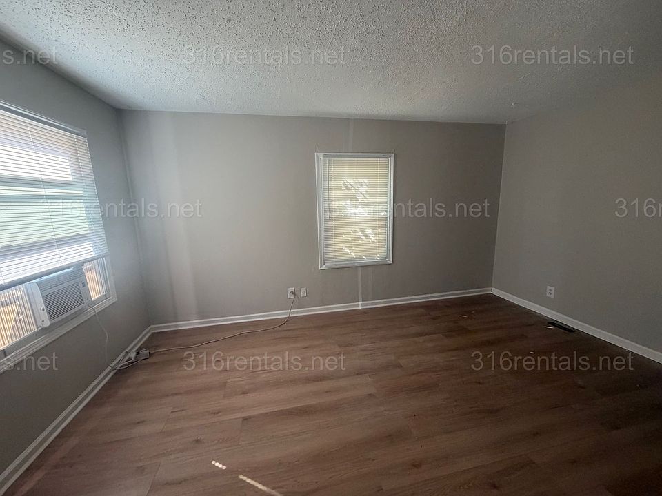 1st image of 945 N Grove St