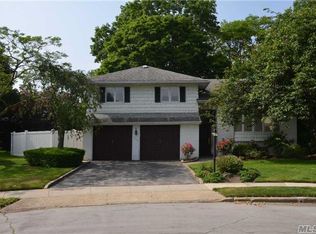 900 Prescott Ct, Valley Stream, NY 11581