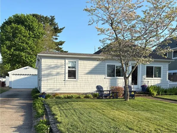 214 Charlotte Dr, Warwick, RI 02818