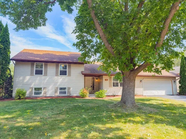 915 Castle Dr, Sun Prairie, WI 53590